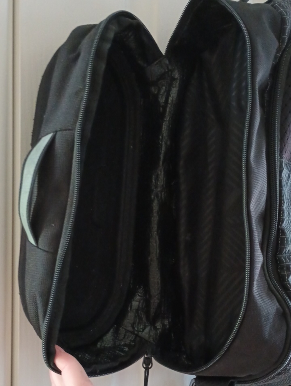 Oakley Link Duffel Bag – Jet Black - Picture 9 of 12